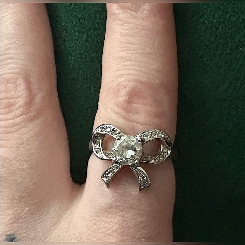 Adorable Sterling Silver Bow Ring. - Picture 2 of 6